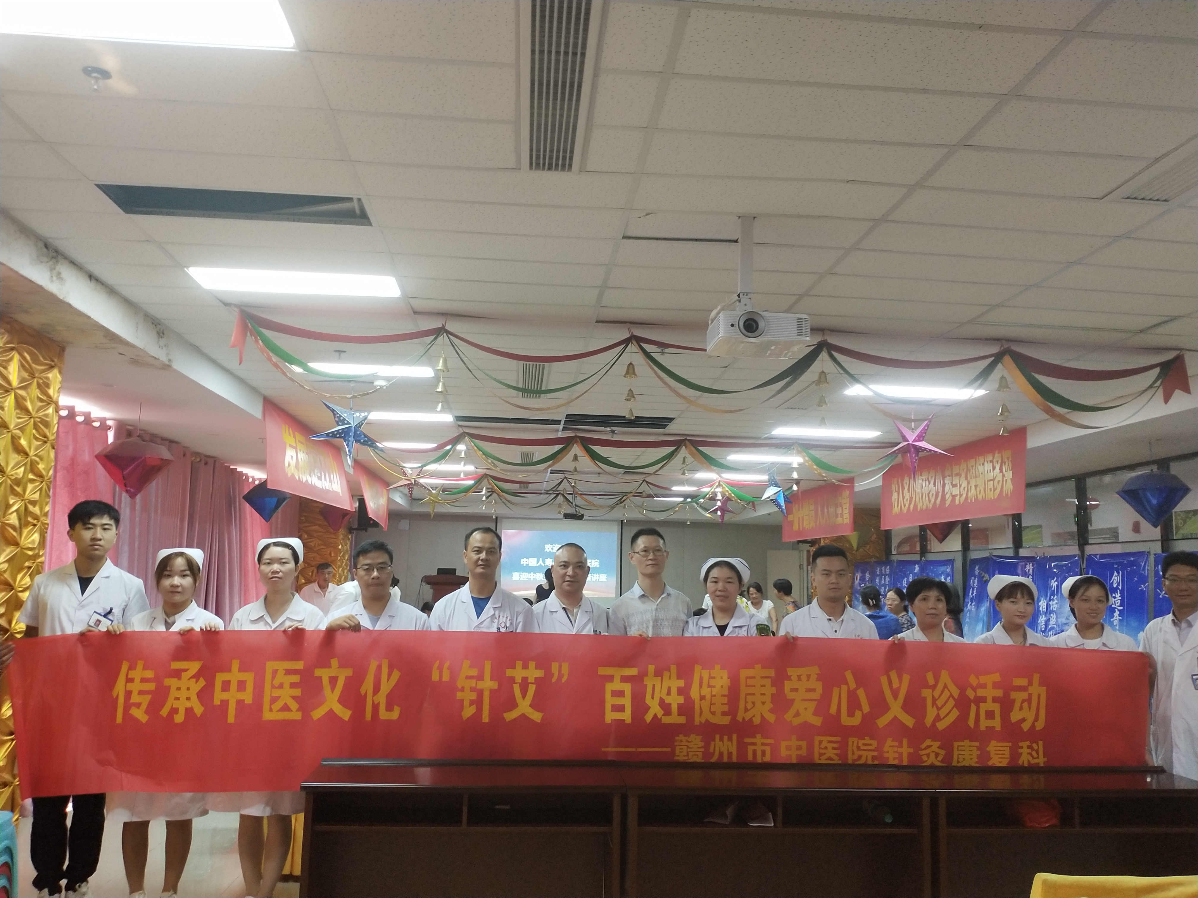 義診合影&mdash;郭翠華攝.jpg